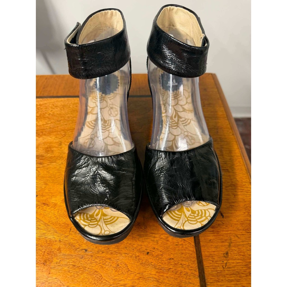 Fly London Womens 39 Black Wedge Sandals Crinkled Patent Ankle Strap P500204019
